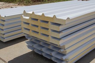 Instalación de paneles aislantes en techos