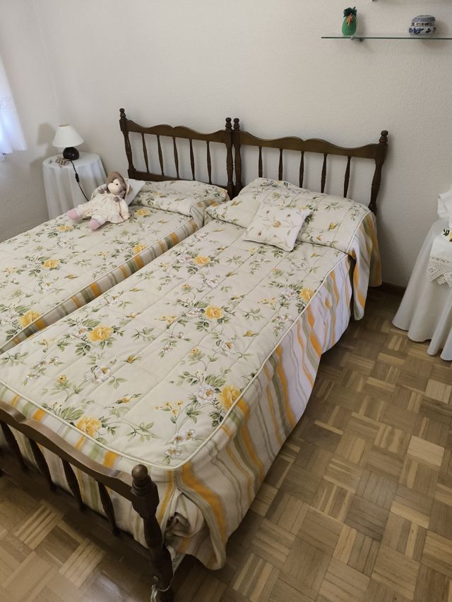 2 camas con colchones