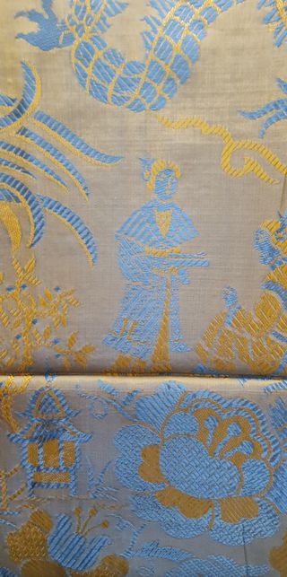 Colcha antigua de seda brocada