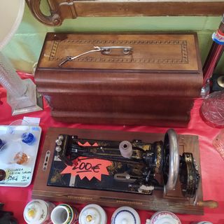 ANTIGÜA MAQUINA DE COSER DE MANIVELA