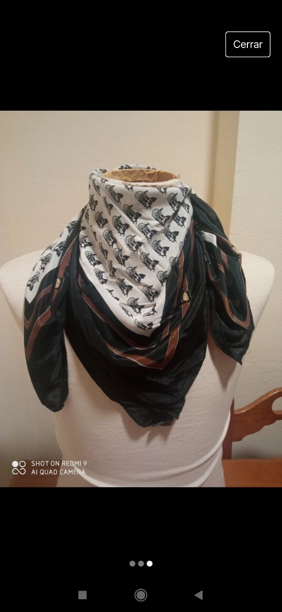 Pañuelo vintage blanco con calesas negra