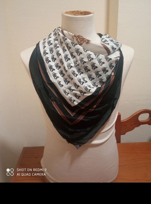 Pañuelo vintage blanco con calesas negra
