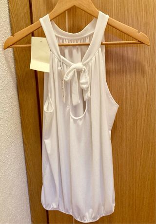 Blusa blanca sin mangas de cuello Halter