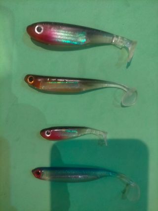 14 Señuelos silicona pesca + 6 Plomos violín.