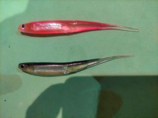14 Señuelos silicona pesca + 6 Plomos violín.