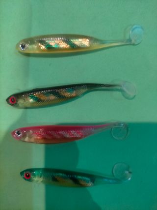 14 Señuelos silicona pesca + 6 Plomos violín.