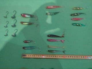 14 Señuelos silicona pesca + 6 Plomos violín.