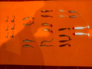 20 Señuelos silicona pesca + 6 plomos violín.