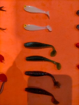 20 Señuelos silicona pesca + 6 plomos violín.