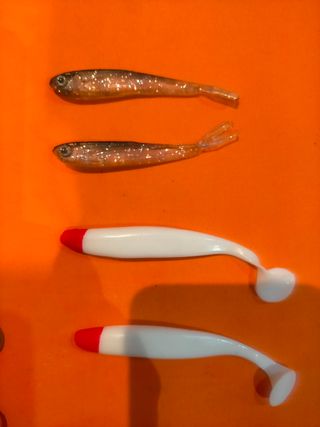 20 Señuelos silicona pesca + 6 plomos violín.