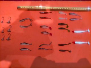 20 Señuelos silicona pesca + 6 plomos violín.