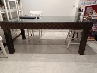 Mesa con patas de madera maciza