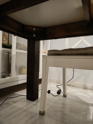 Mesa con patas de madera maciza