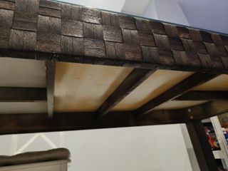 Mesa con patas de madera maciza