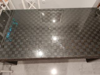 Mesa con patas de madera maciza