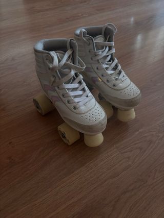 Patines 4 ruedas. Número 33.