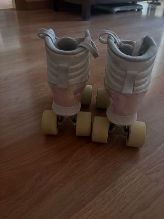 Patines 4 ruedas. Número 33.