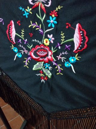 PAÑOLETA DE FLORES TRIANGULAR