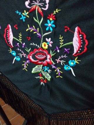 PAÑOLETA DE FLORES TRIANGULAR