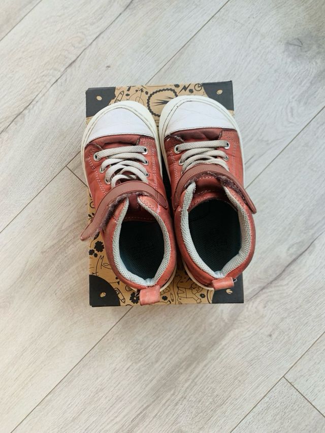 Zapato feroz. Jucar Rocker piel frambuesa