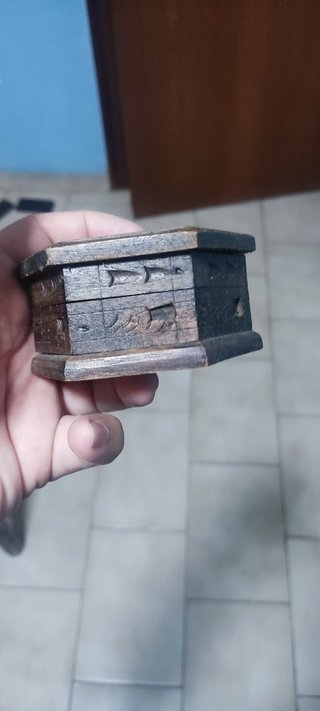 Caja madera tallada