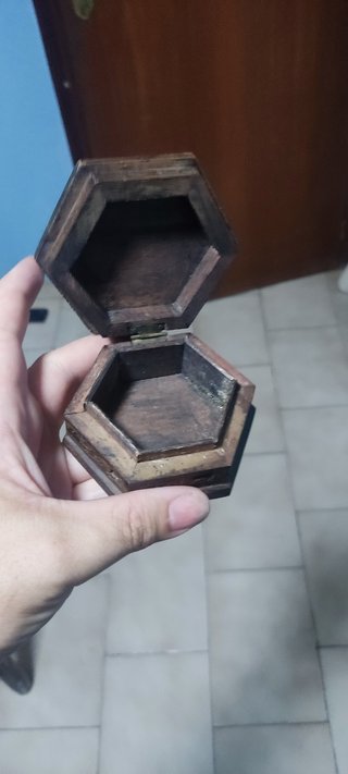 Caja madera tallada
