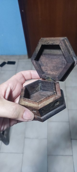 Caja madera tallada