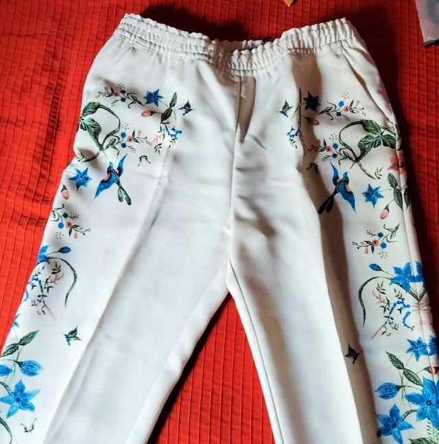 CALÇAS ESTAMPADAS EM FLORES