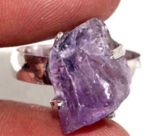 Precioso anillo de Amatista en bruto baño plata