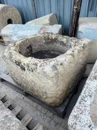 Antiguo pilón con cadena para el amarre