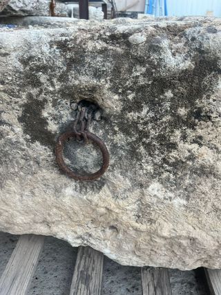 Antiguo pilón con cadena para el amarre