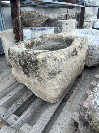 Antiguo pilón con cadena para el amarre