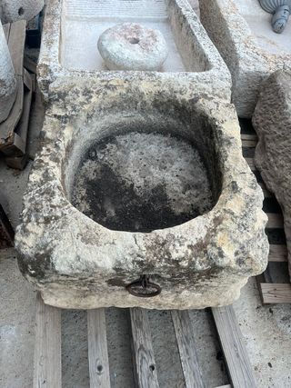 Antiguo pilón con cadena para el amarre