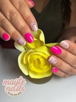 Se hacen uñas semipermannetes y pedicuras 