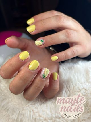 Se hacen uñas semipermannetes y pedicuras 
