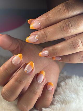 Se hacen uñas semipermannetes y pedicuras 