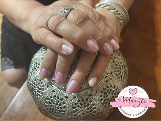Se hacen uñas semipermannetes y pedicuras 