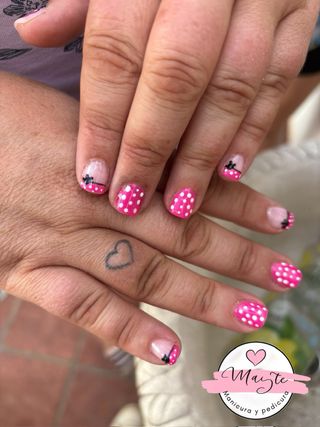 Se hacen uñas semipermannetes y pedicuras 