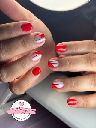 Se hacen uñas semipermannetes y pedicuras 