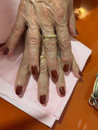 Se hacen uñas semipermannetes y pedicuras 