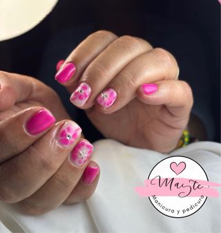 Se hacen uñas semipermannetes y pedicuras 