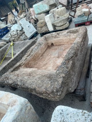 Gran pilón de piedra con lavandera.