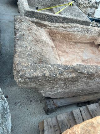 Gran pilón de piedra con lavandera.