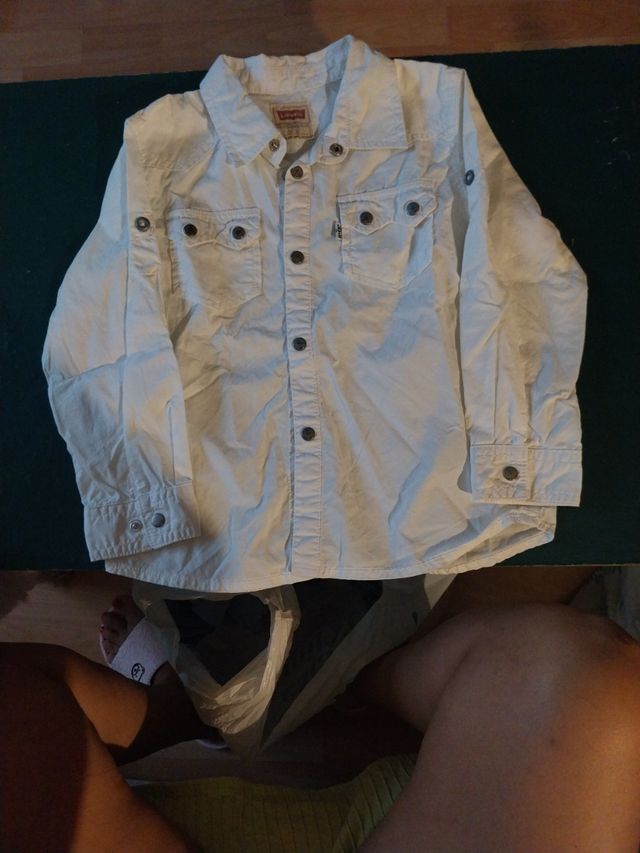 2 Camisas 1 Levi's ambas Talla XS 4 niño