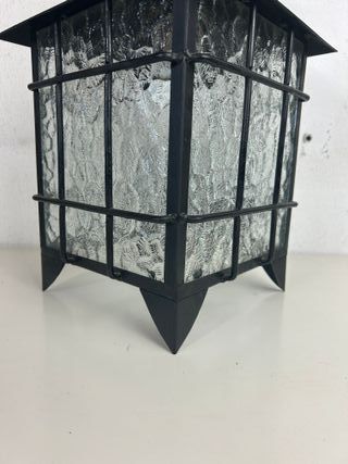 Antiguo farol de hierro forjado