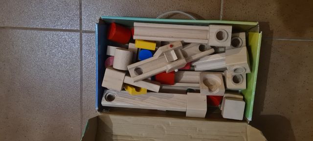 Laberinto de madera para canicas