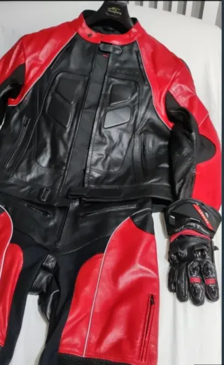 Mono de moto de piel nuevo a estrenar.