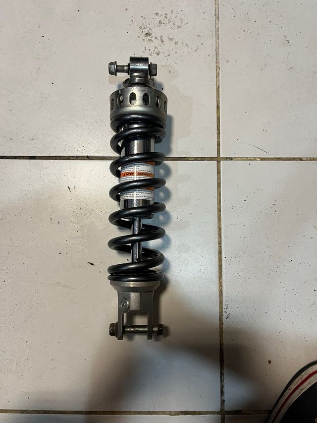 suspencion  trasera gsr 600