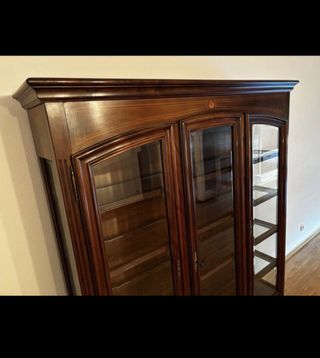 Elegante Vitrina coleccionista madera nogal