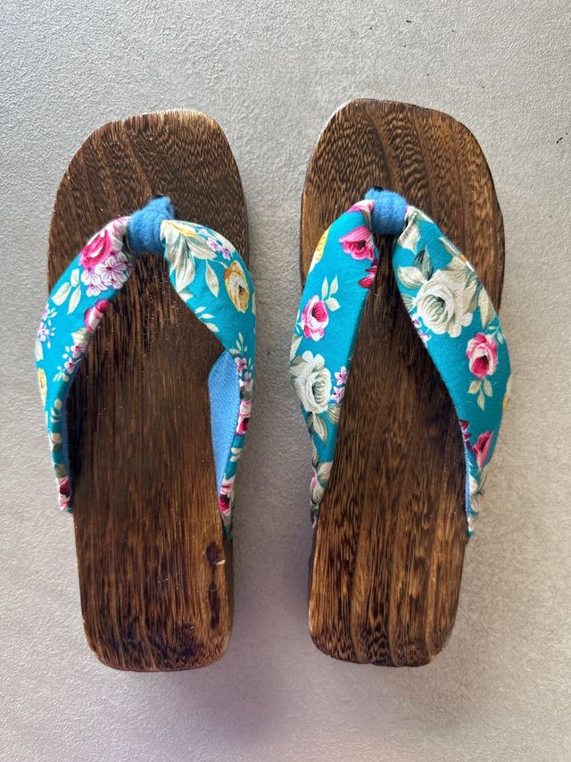 Zuecos orientalea de madera